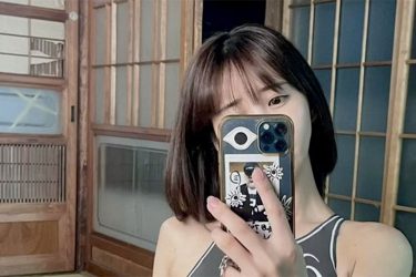 真中つぐ、骨盤おばけ自撮り