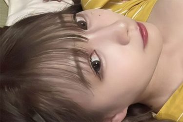 篠原みなみ、はだけ浴衣の寝ころびショット