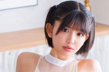 南あみ、テーブル上での大胆競泳水着