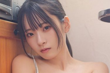 紅羽りお、チラリとまん丸の色香