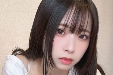 紅羽りお、無防備な胸元