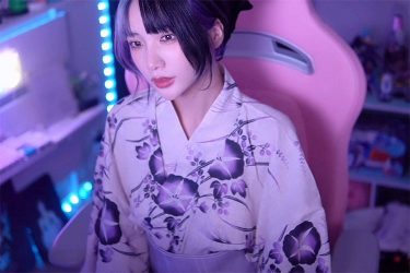 yunocy、はだけ浴衣のゲーマー