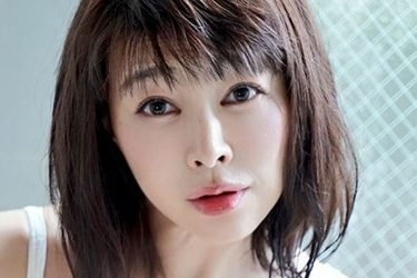 松坂南、純白開脚の色香