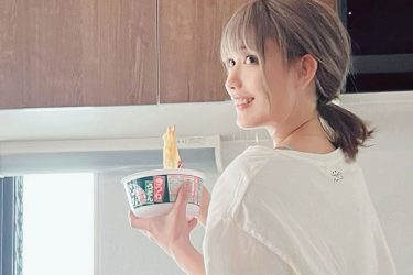 篠原みなみ、もちもちカップメン美女