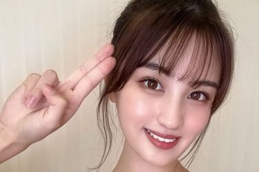 花咲楓香、にっこり美谷間