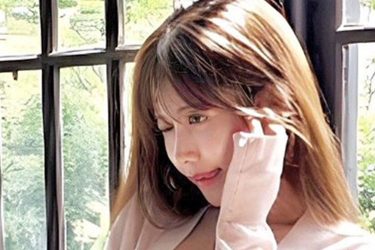 名取くるみ、ノーブラ大胆開脚