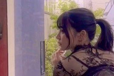 似鳥沙也加、窓辺の扇情