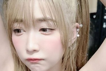 天羽希純、困り顔の意味深ポス