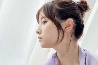 桃月なしこ、寝そべって色香