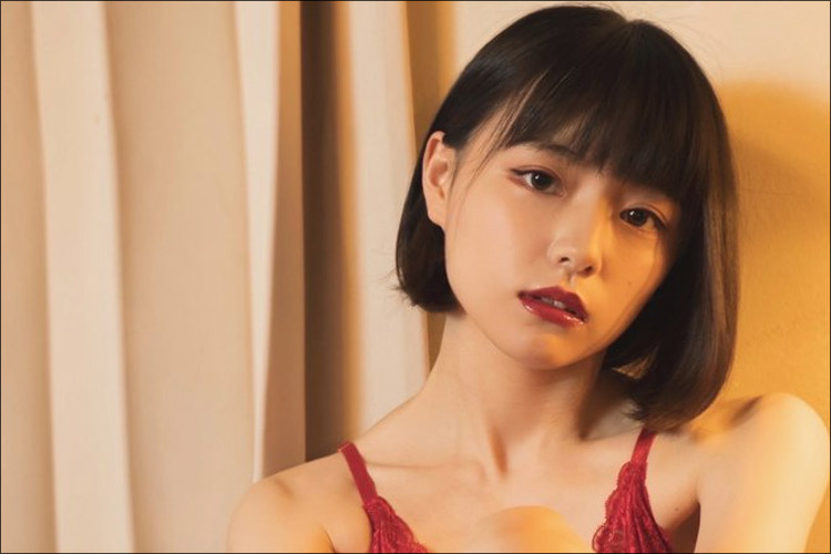 葉月つばさ|緋色ランジェリーのフェティッシュな1枚の画像1