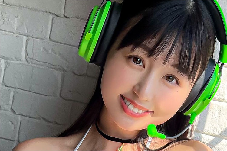 くりえみ、笑顔弾けるゲーマー女子! たわわな胸元も輝く眼福オフショットの画像1