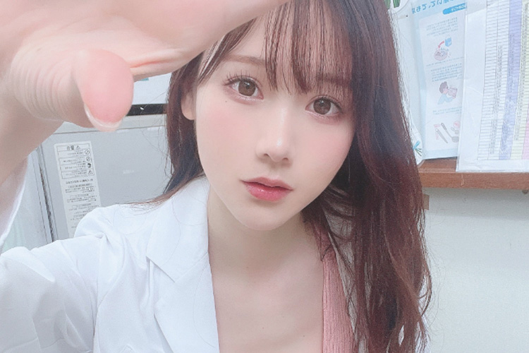 「熱があるんじゃない?」けんけん、禁断の色香放つ不健全な保健室の先生の画像1