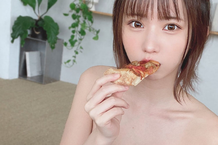 えなこ、全裸ピザ…? 無邪気に過激なモグモグショットが大反響の画像1