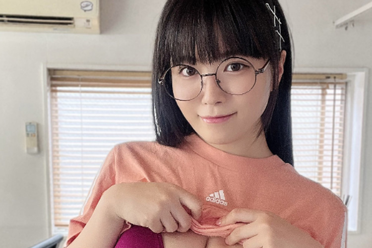 東雲うみ、清純派メガネっ子の「けしからん」ボディの画像1