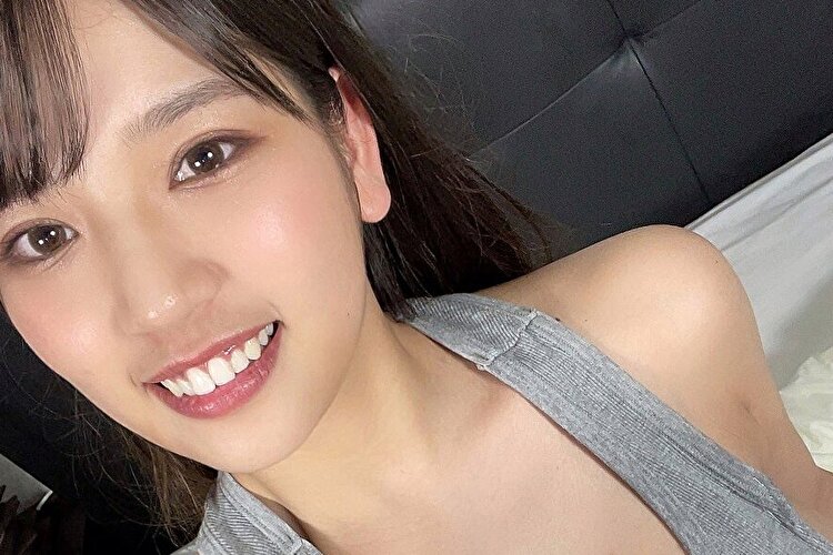 藤乃あおい、弾ける笑顔でノーブラタンクのビッグバストの画像1