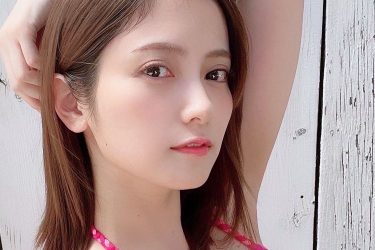 桃月なしこ、完璧ビジュ炸裂のピンクビキニショットと完成度MAXコスプレ