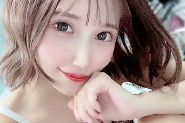 朝比奈りる、妖艶スリップの美麗セルフィ