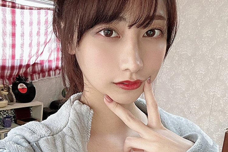 鈴木優香、心打つ美貌と美谷間の画像1