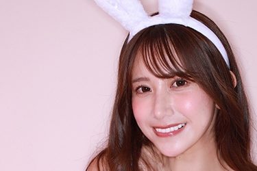 名取くるみ、新年を盛り上げる美脚美胸バニーコス