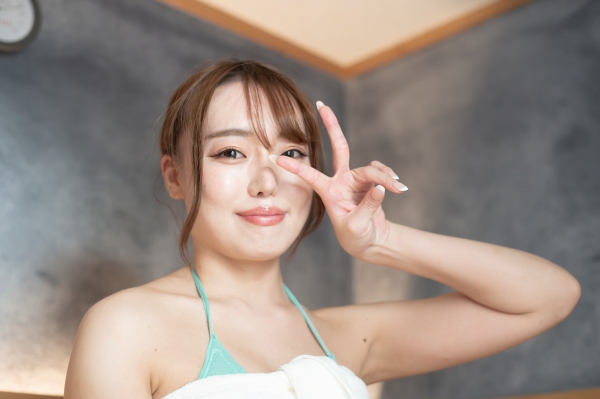 95℃の個室サウナでしっぽり密室デート/桃々さやグラビアの画像1