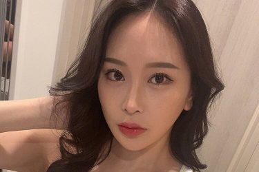 福江ななか、ふっくら美胸と強めの美貌