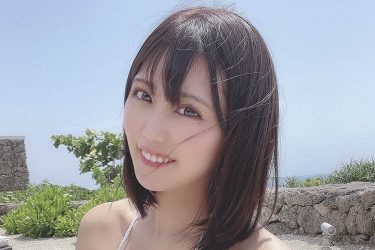 篠原冴美、青空の下の白ビキニ美女