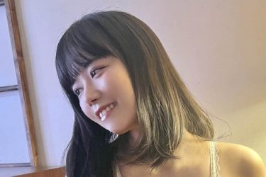 東雲うみ、清楚ランジェリーにムッチリ豊満ボディ