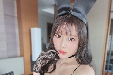 小日向ゆか、こんもり美バストの漆黒妖艶バニー