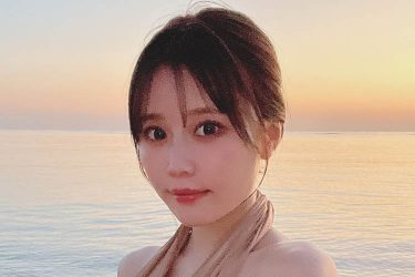 小日向ゆか、大胆水着の夕焼け美女