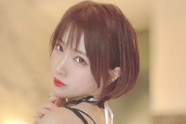 相良ましろ、黒Tバックの丸出しヒップ