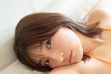 三田悠貴、仰向けこんもり美谷間