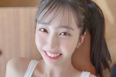 天羽希純、恥じらいのぎゅうぎゅうバスト