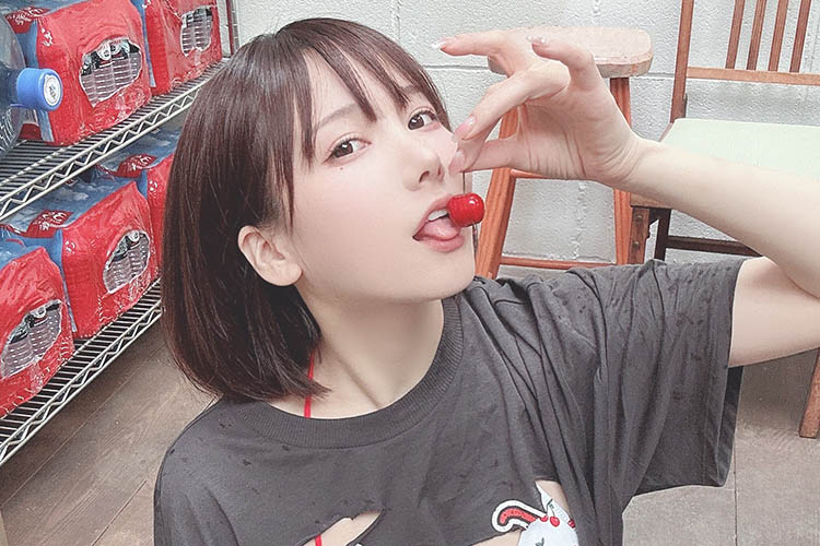 けんけん、ビリビリTシャツからのぞくチェリービキニの画像1