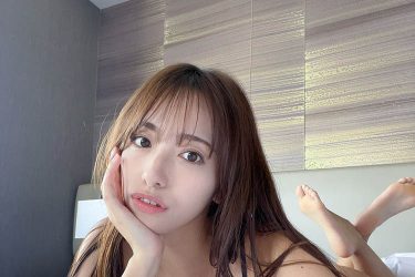 高梨瑞樹、キュートな表情と魅惑の谷間