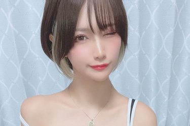 相良ましろ、スポーティ下着でウィンク