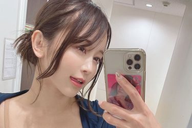 いくみ、舌ペロリで美谷間あらわ