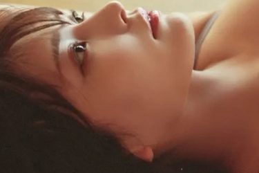 似鳥沙也加、仰向けの絶景