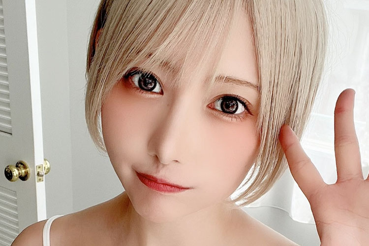 篠崎こころ、純白ランジェリーの金髪ショート美女の画像1