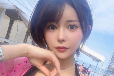 パピコ、キラリと刺激的な胸元