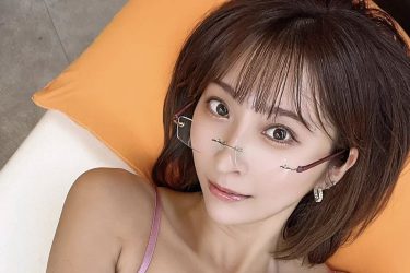 緒方咲、ずり落ちメガネっ子の誘惑