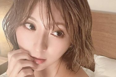 緒方咲、艶黒の誘惑