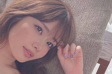 白川のぞみ、無防備で大胆な寝転びショット