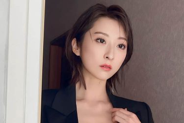 緒方咲、ジャケットから覗くノーブラの胸元