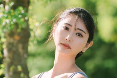 斎藤恭代、木陰で佇むビキニ美女