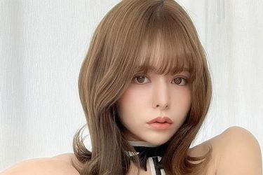 紅羽祐美、美貌と超越のM字開脚