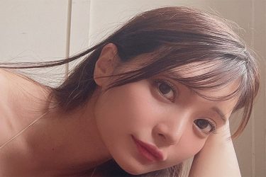 似鳥沙也加、色っぽ寝転び美谷間