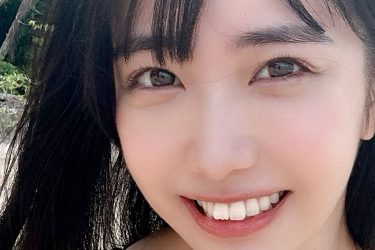 天羽希純、最強ガールのスマイル前屈み