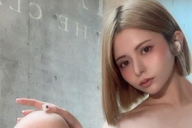 紅羽祐美、くつろぎ中の大胆開脚