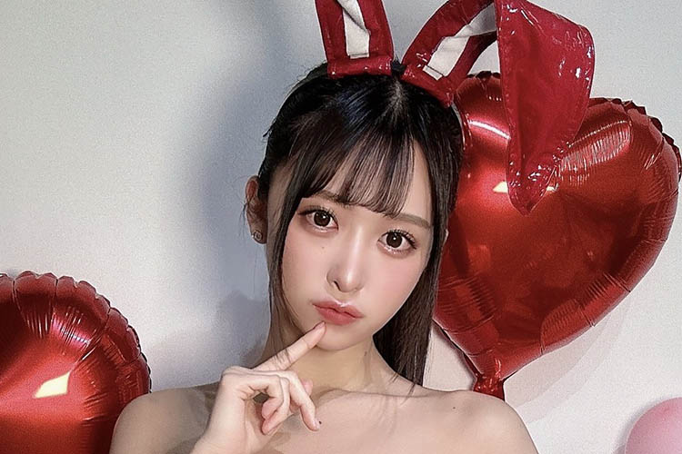真島なおみ、魅惑の「下半身チラリ」の画像1