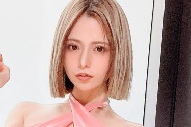 紅羽祐美、100万ドルのM字開脚